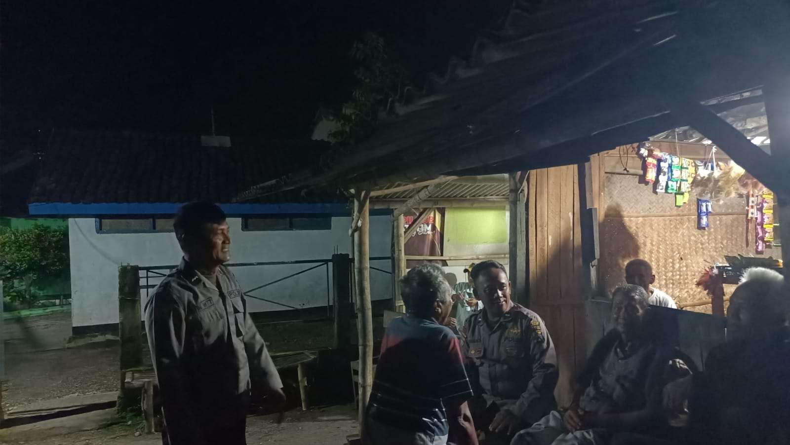 Patroli Dialogis, Anggota Polsek Jatikalen Sambangi Warga Masyarakat Desa Jatikalen di Malam Hari, Sampaikan Pesan Kamtibmas
