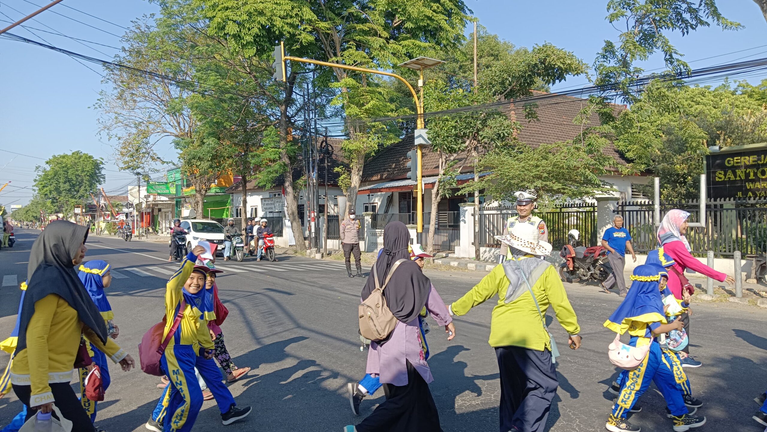 Polsek Warujayeng Amankan Kegiatan Jalan Santai Harlah MIN 4 Nganjuk