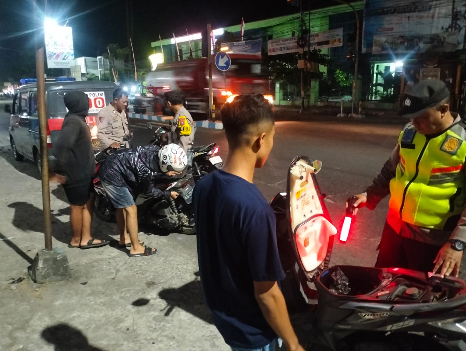 Cegah Balap Liar, Patroli Polsek Warujayeng Berjaga di Sekitar Alun-alun Tanjunganom