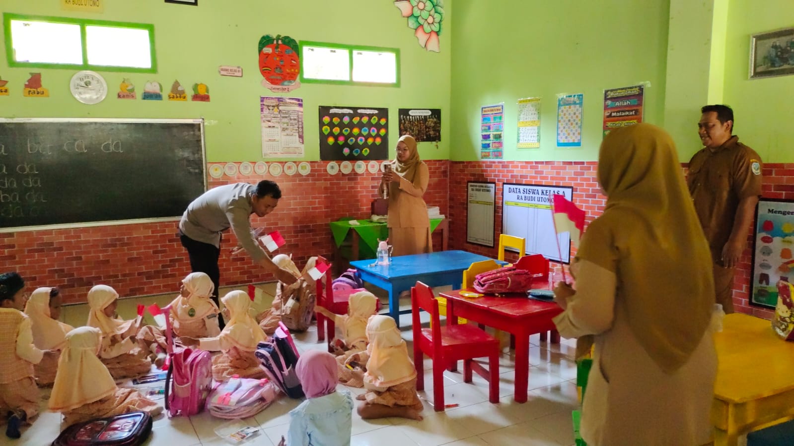 Tumbuhkan Nasionalisme Sejak Dini, Bhabinkamtibmas Kedungombo Bagikan Bendera ke Siswa RA