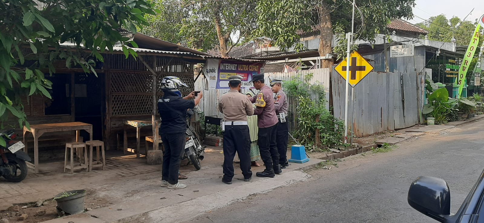 Jelang HUT RI ke-80, Kanit Lantas Polsek Nganjuk Kota Bagikan Bendera Merah Putih ke Warga dalam Patroli Pemukiman