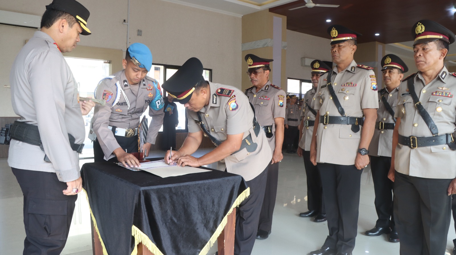 Kapolres Nganjuk Pimpin Sertijab Empat Kapolsek dan Pengukuhan Tiga Pejabat Baru