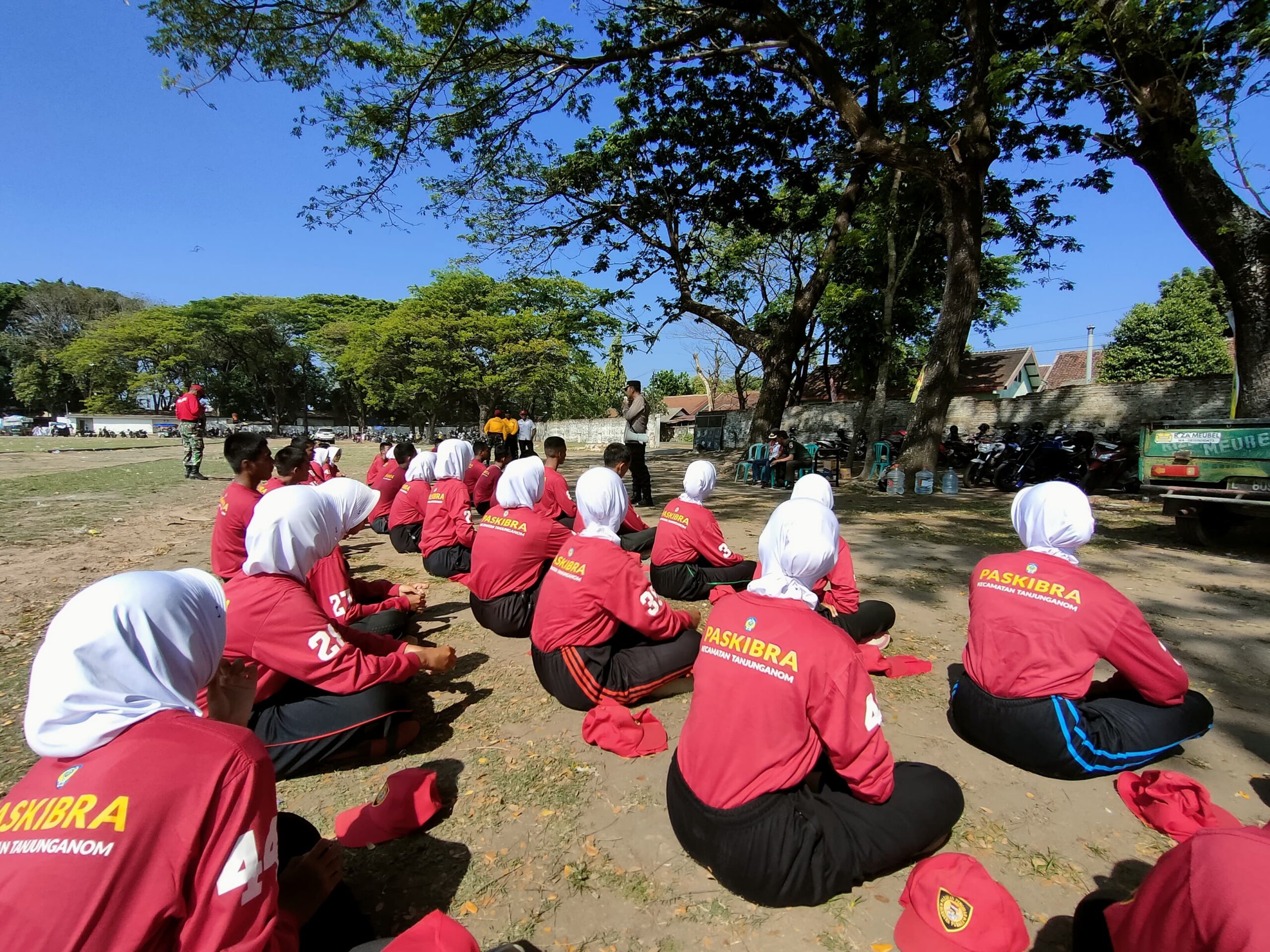 Kapolsek Warujayeng Beri Arahan Anggota Paskibra Kecamatan Tanjunganom Tahun 2025