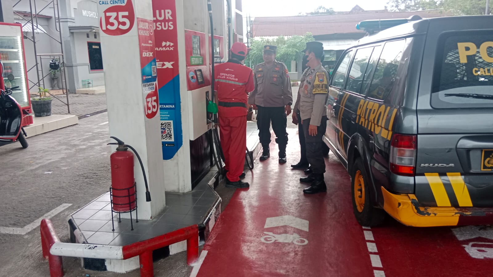 Cek Stok BBM, Patroli Samapta Sampaikan Himbauan Kamtibmas