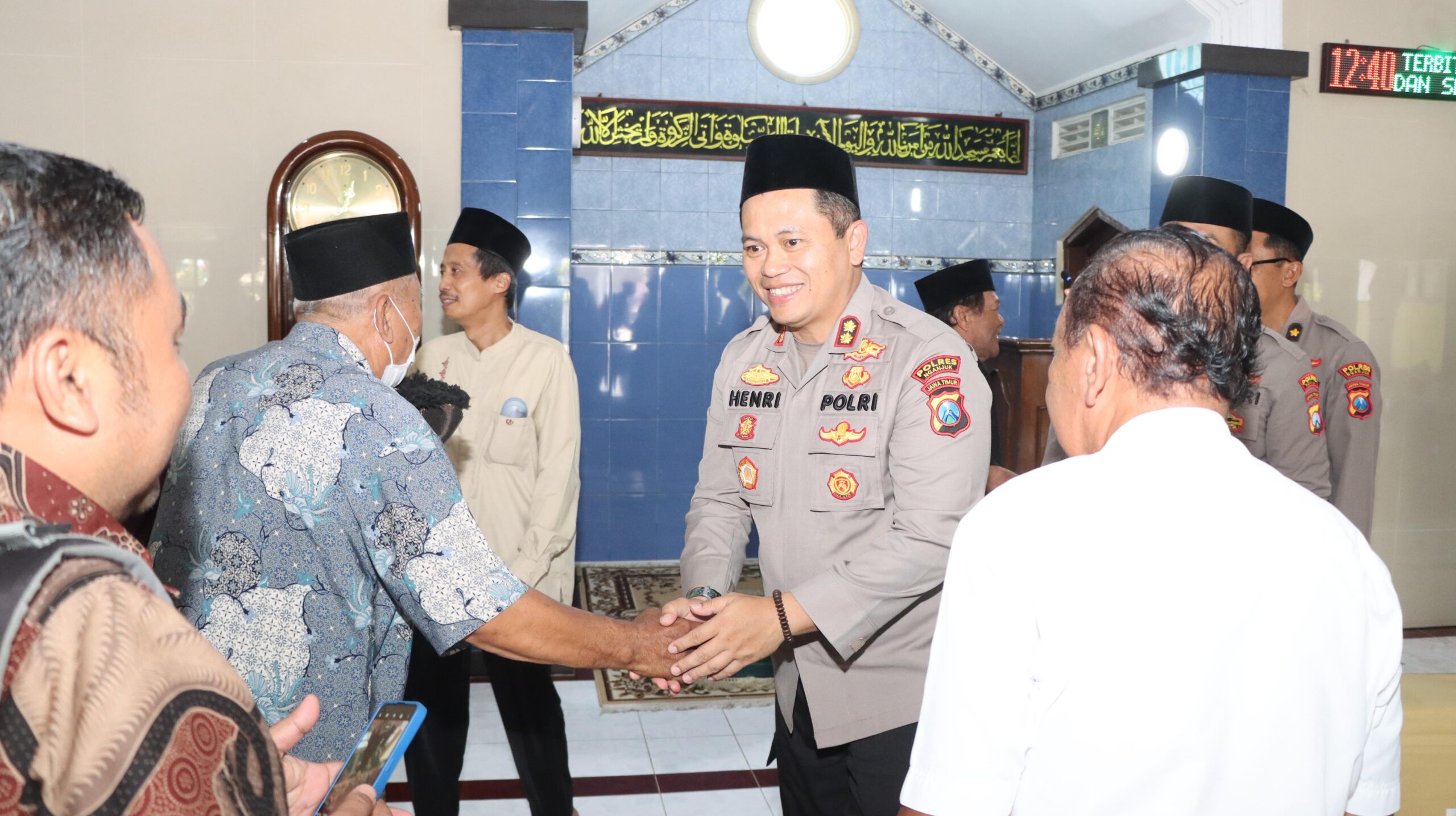 Kapolres Nganjuk Safari Jumat di Masjid Al-Muttaqien, Sosialisasikan Layanan Hotline dan Lapor Kapolres