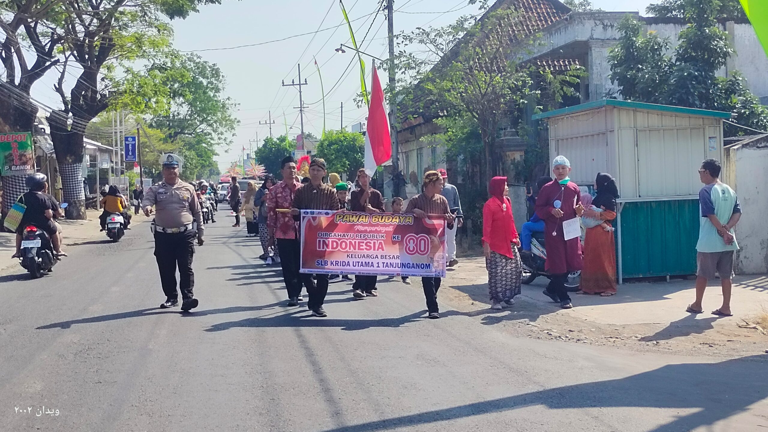 Polsek Warujayeng Berikan Pengamanan Giat Pawai Budaya SLB Krida Utama Tanjunganom