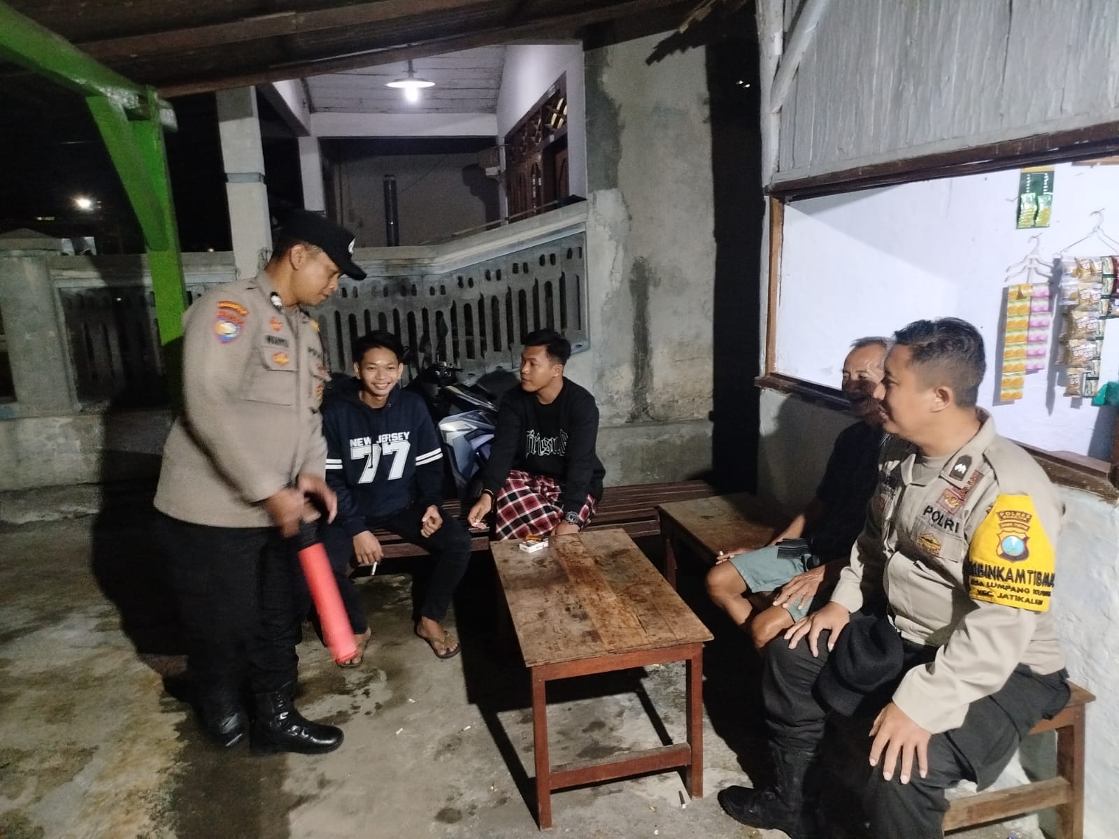 Patroli Dialogis, Anggota Polsek Jatikalen Sambangi Warga Masyarakat Desa Gondang wetan di Malam Hari, Sampaikan Pesan Kamtibmas