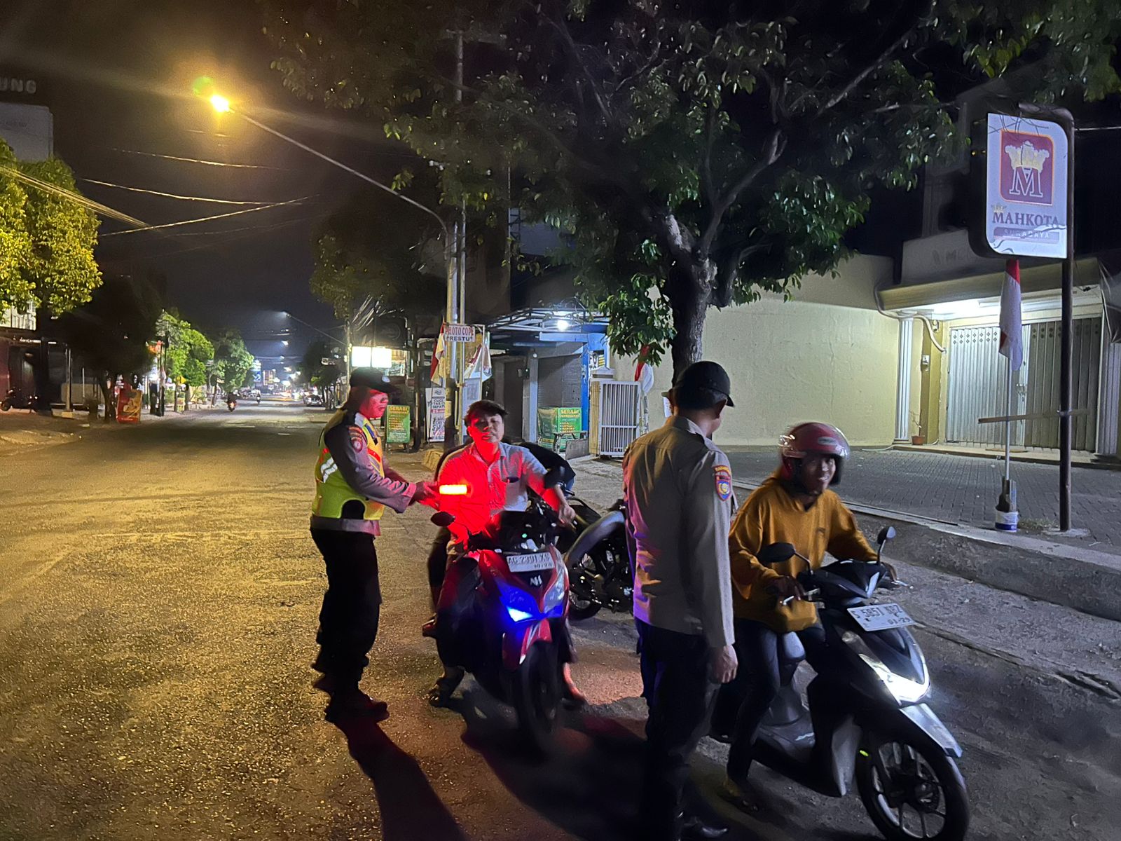 Saat Tengah Malam, Polsek Warujayeng Intensifkan Patroli SREG di Jalan A. Yani