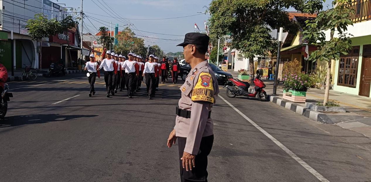 Polsek Nganjuk Kota Amankan Kegiatan Gerak Jalan Tingkat SMP/SMA Kabupaten Nganjuk