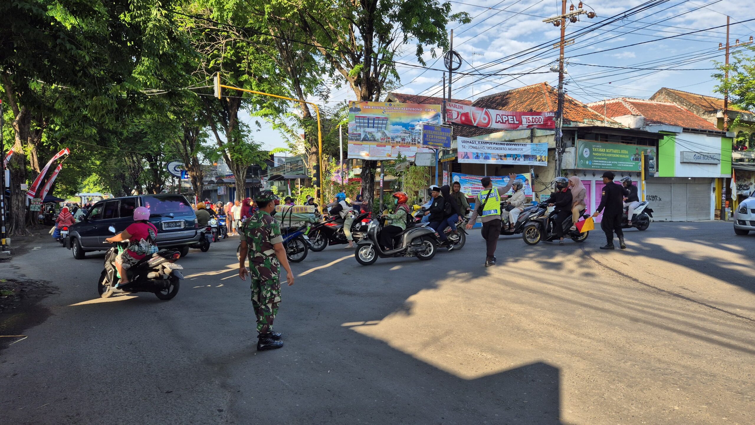 Polsek Kertosono Gelar Pengamanan Giat Jalan Santai Bersama Keluarga (Jasbekel) di Ponpes Al Ubaidah Kertosono