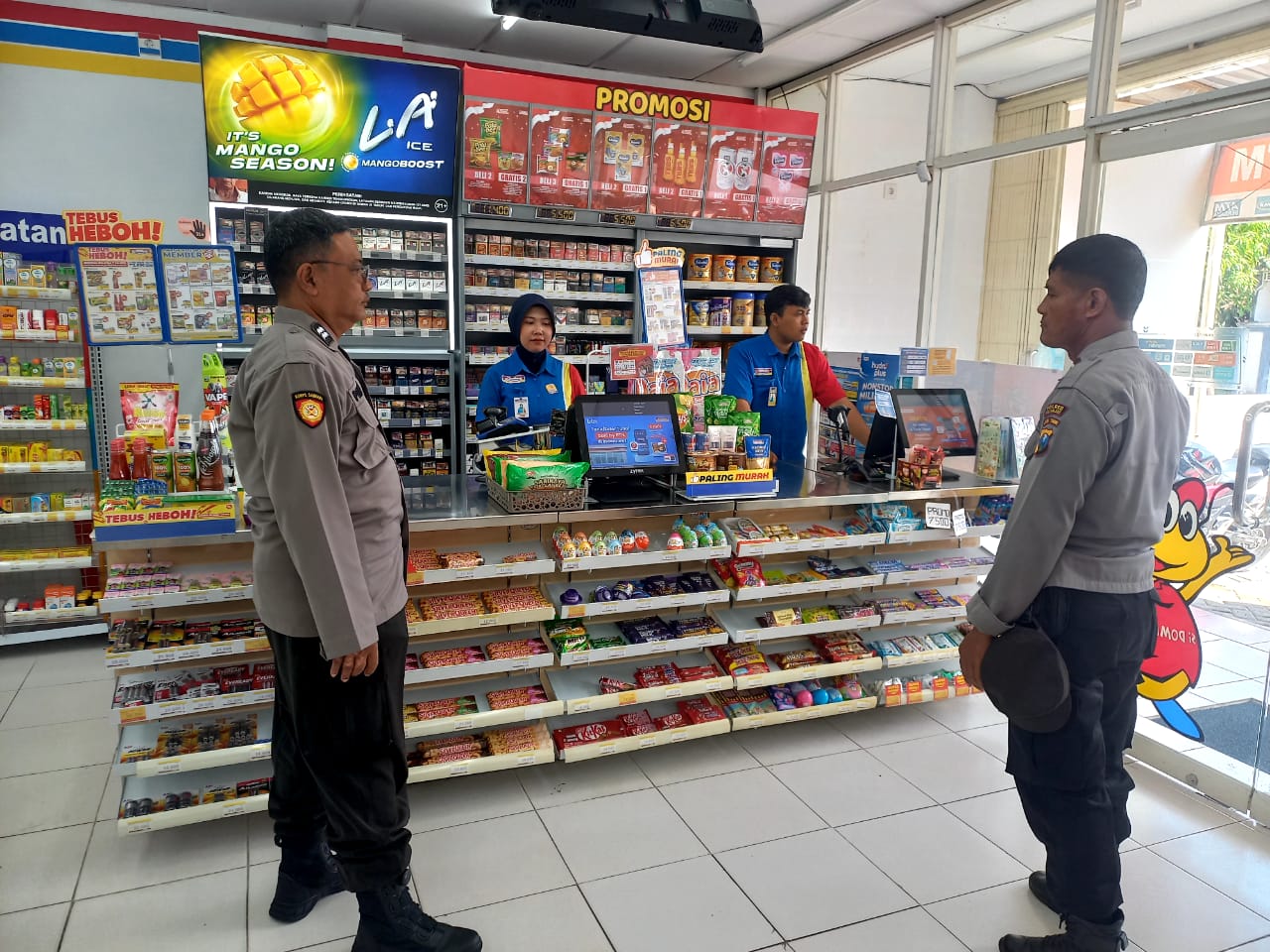 Patroli Indomaret Personil Polsek Jatikalen Berikan Himbauan Dan Pesan Kamtibmas kepada warga dan karyawan Indomaret