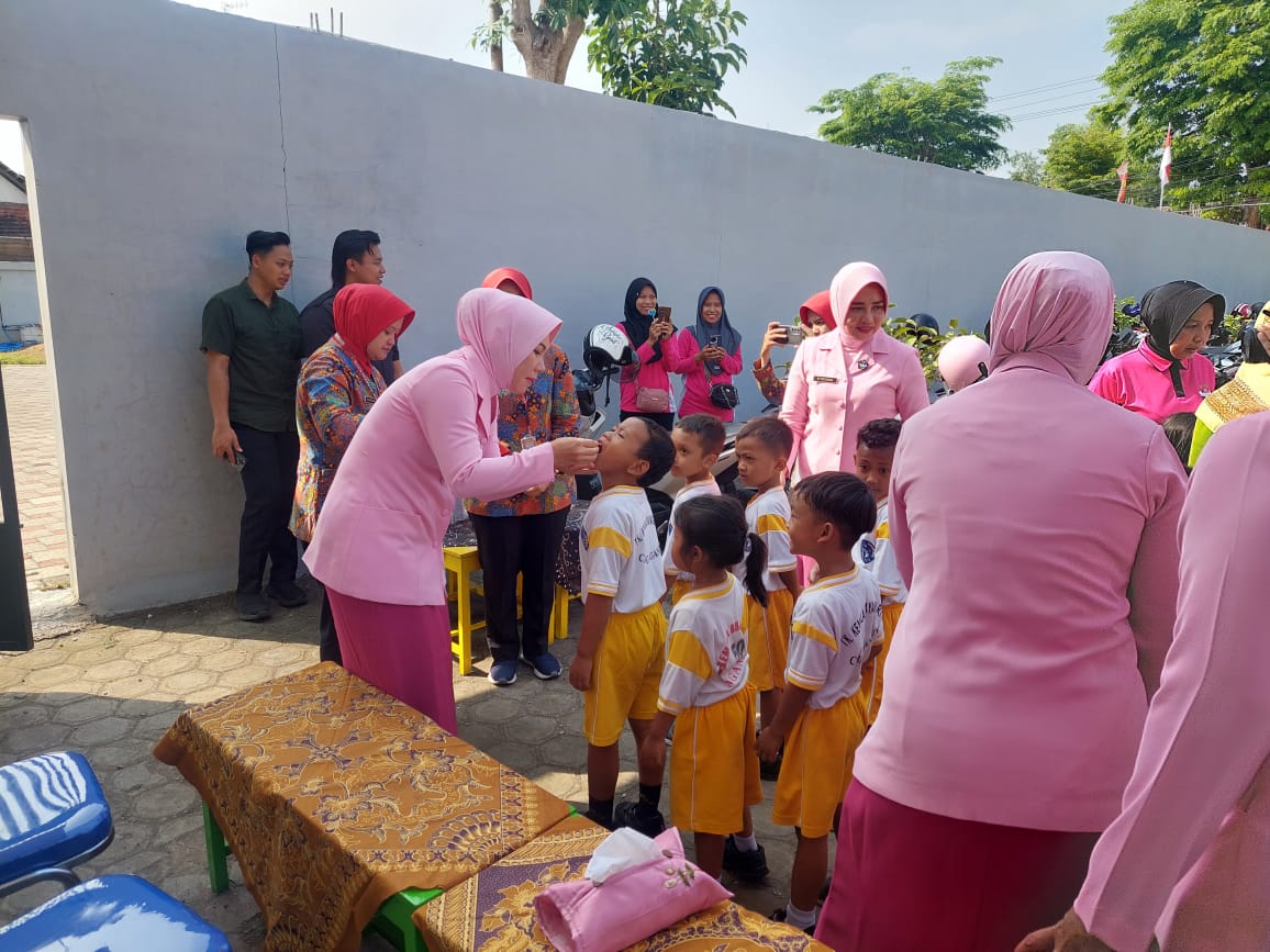 Pengurus Yayasan Kemala Bhayangkari Cabang Nganjuk Gelar Pemberian Vitamin A untuk Siswa TK Kemala Bhayangkari 50