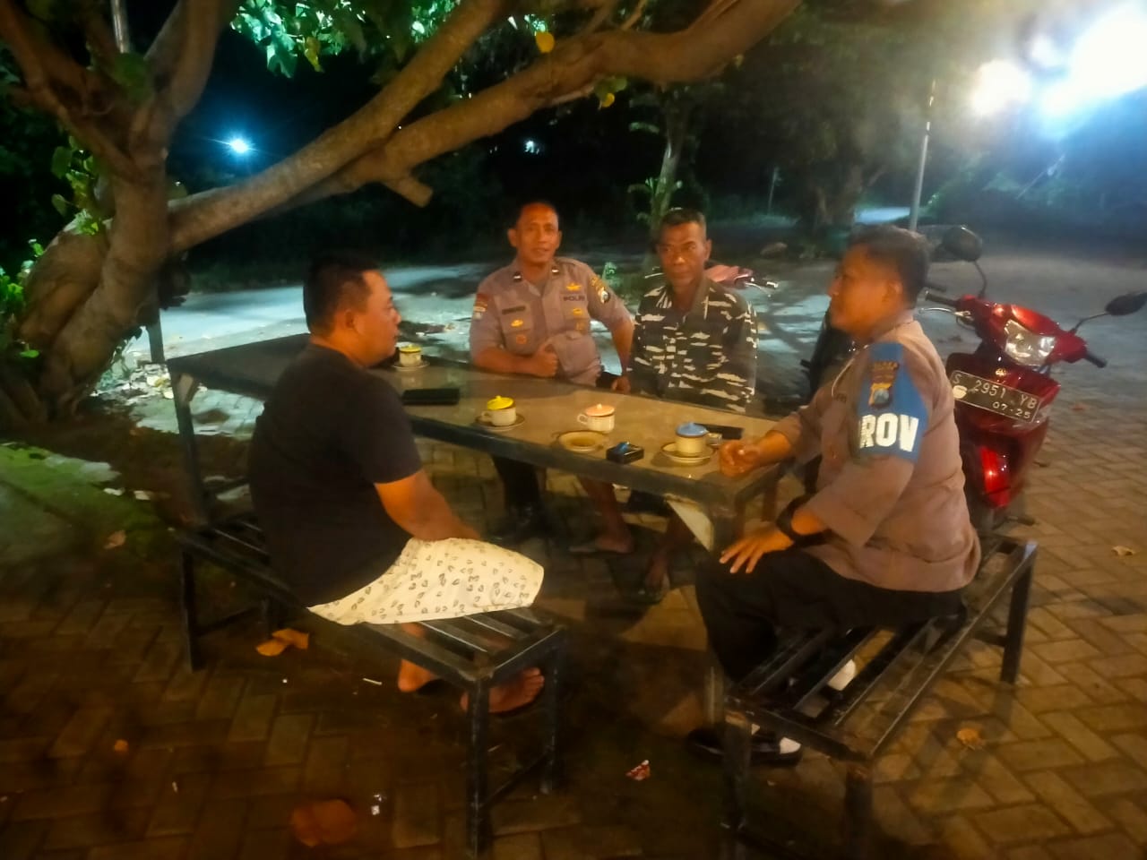 Brikan Rasa Aman, Polsek Jatikalen Gelar Patroli dialogis dengan Warga di Cafe Apung di Malam Hari