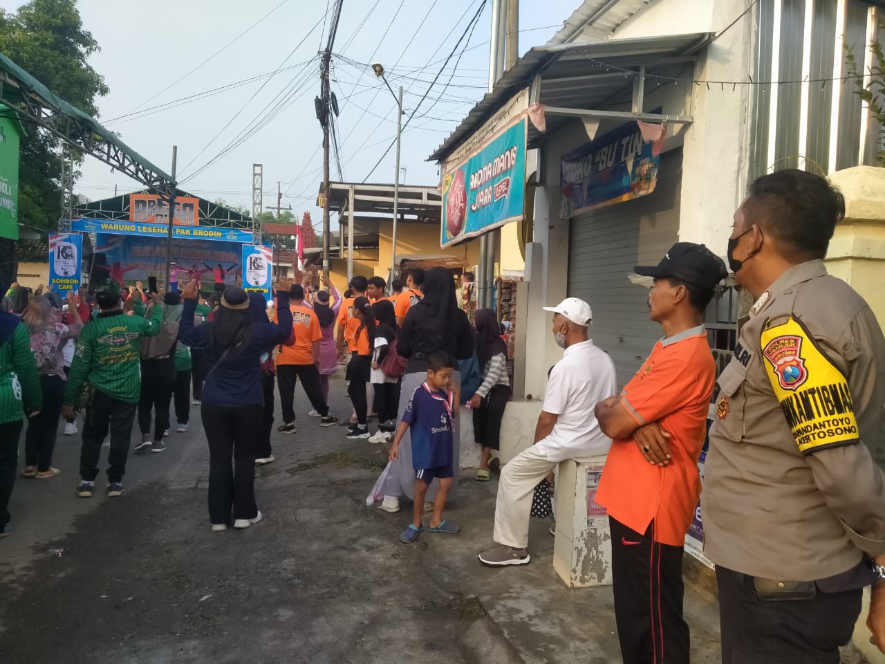 Bhabinkamtibmas Desa Pandantoyo Pastikan Keselamatan Warga dalam Giat Jalan Santai di Desa Binaan