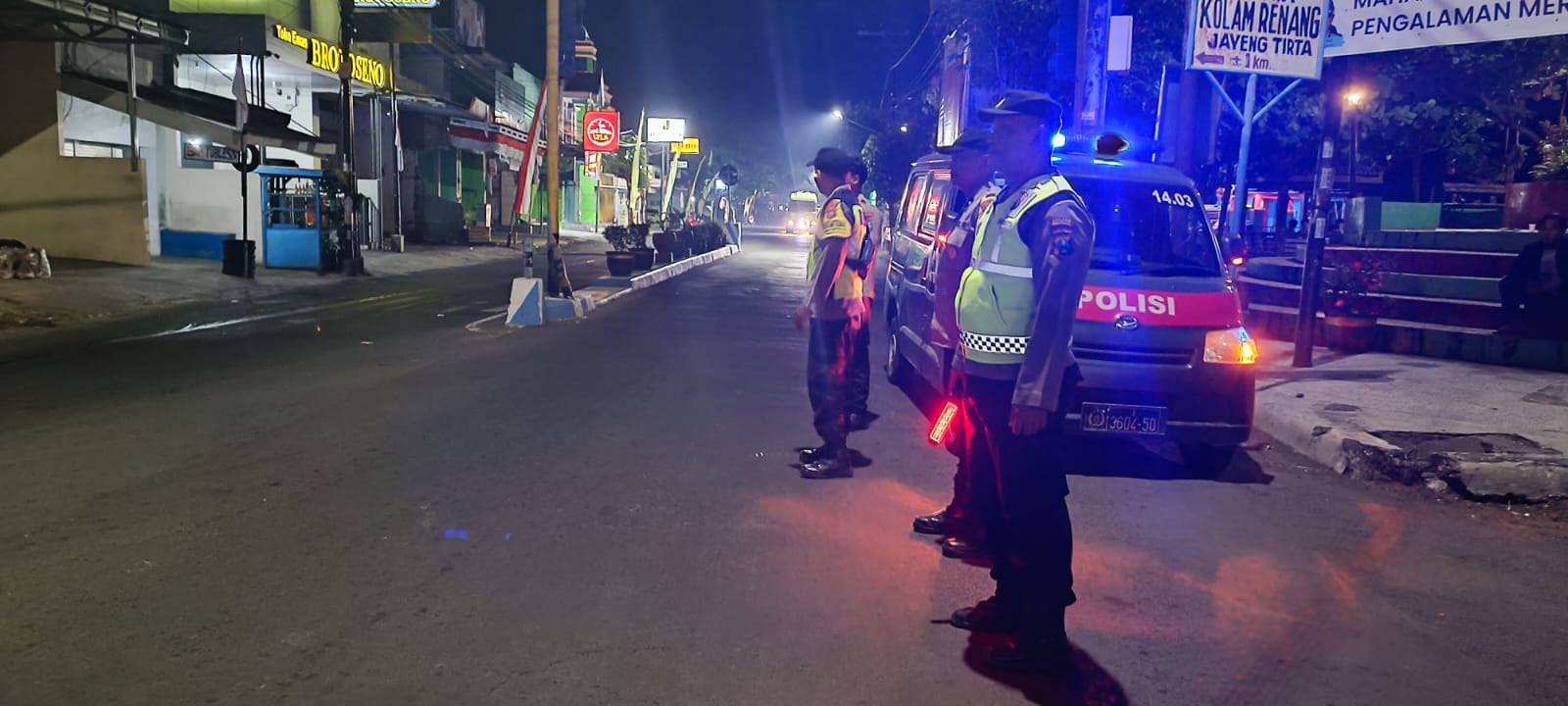 Aksi Malam Minggu Polsek Warujayeng untuk Ciptakan Situasi Kondusif