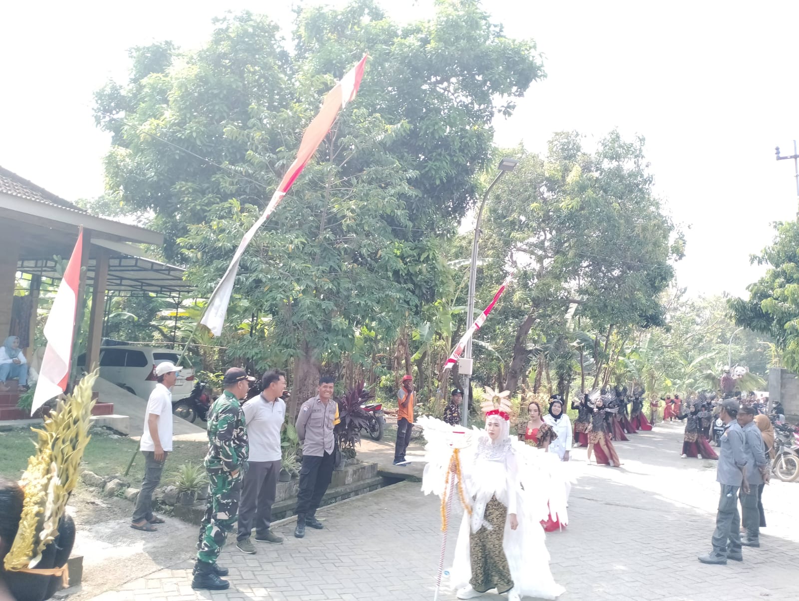 Bhabinkamtibmas Desa Pule Kecamatan Jatikalen Amankan Giat Karnaval Di Desa Binaan