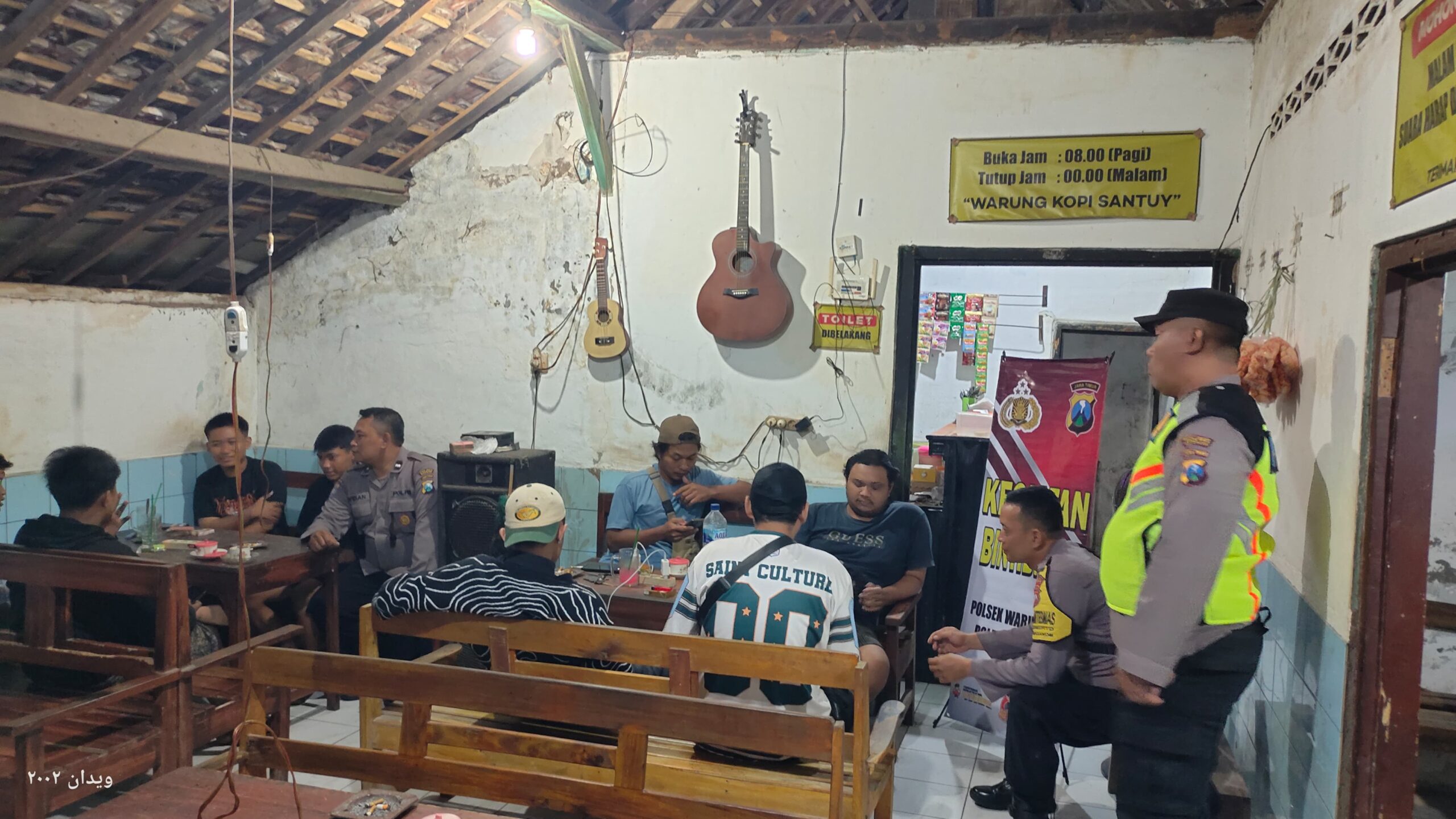Regu Patroli Polsek Warujayeng Melaksanakan Kopling di Warung Kopi Santuy Tanjunganom