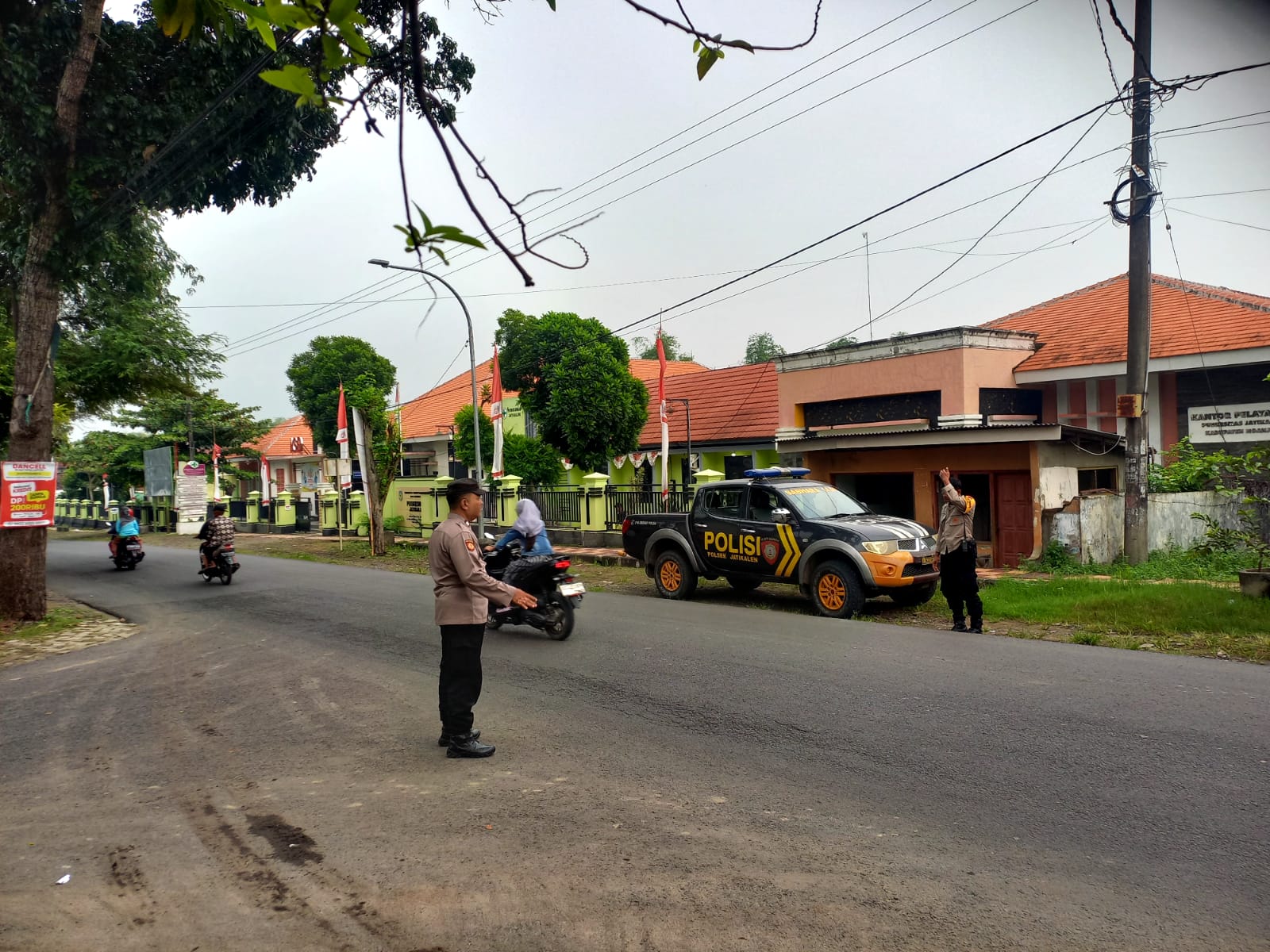 Giat Penampilan Gaktur lalin di Pagi hari Polsek Jatikalen Bantu Penyeberangan Masyarakat