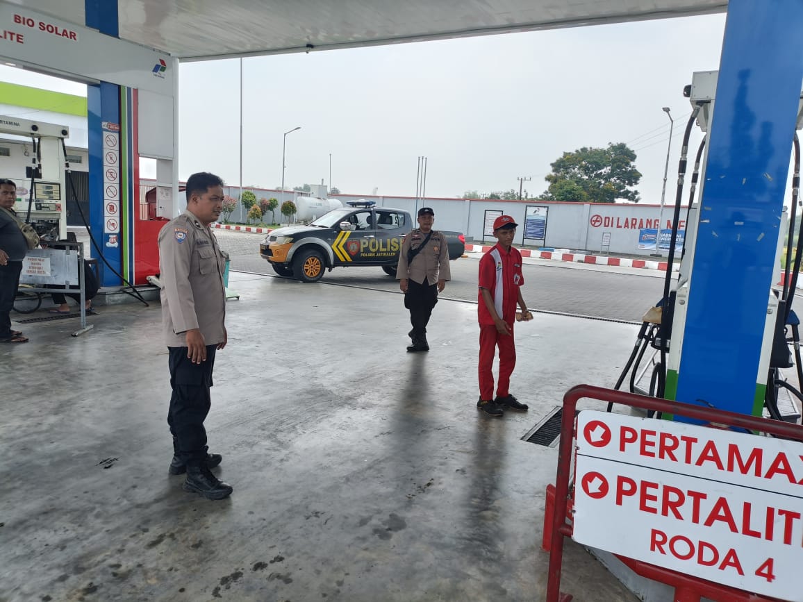 Menjelang Musim Kemarau, Polsek Jatikalen Intensifkan Patroli Dialogis di SPBU