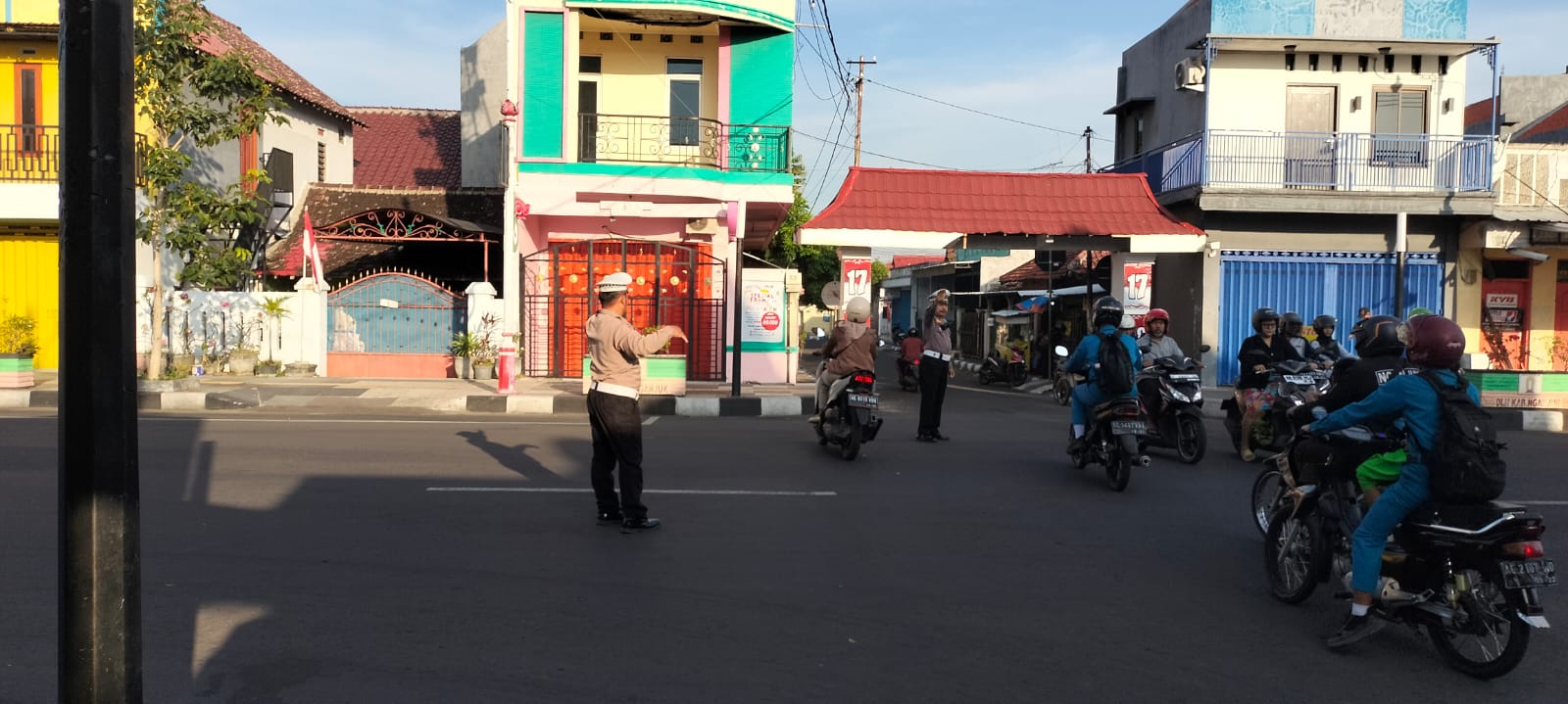 Unit Lantas Polsek Nganjuk Kota Giat Gatur Lalin, Sapa Masyarakat di Pagi Hari