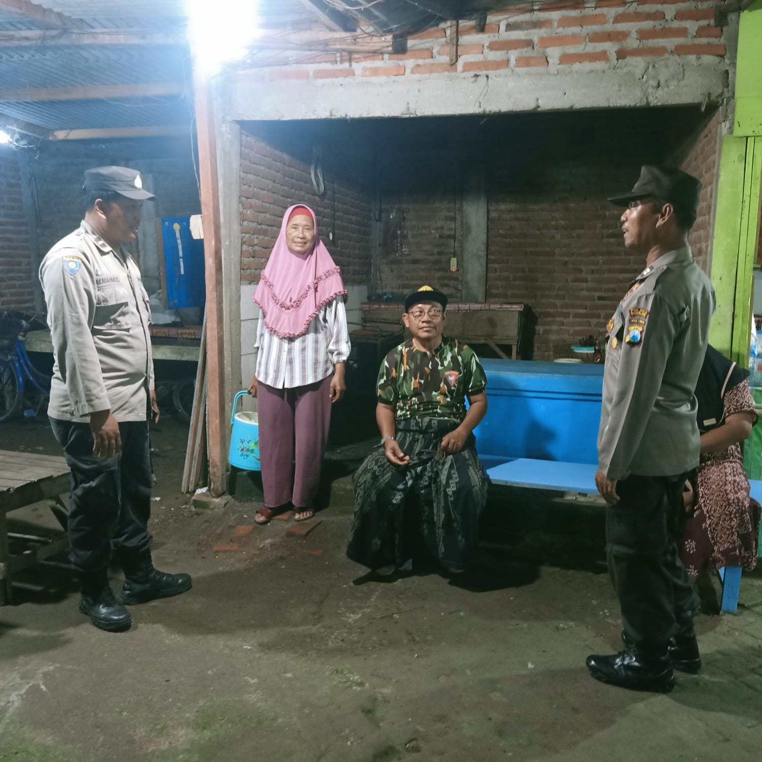 Patroli Dialogis, Anggota Polsek Jatikalen Sambangi Warga Masyarakat Desa Gondang wetan di Malam Hari, Sampaikan Pesan Kamtibmas