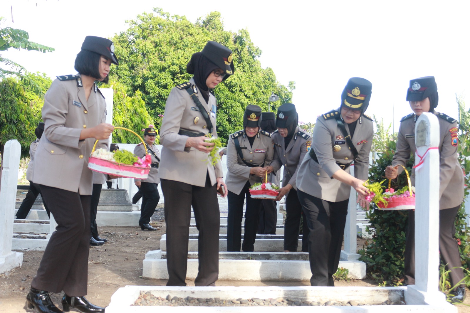 Polwan Polres Nganjuk Ziarah ke TMP Yudha Pralaya Peringati Hari Jadi ke-77