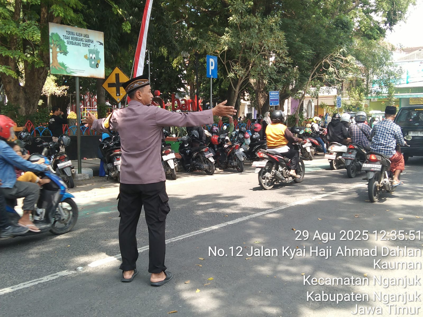 Bhabinkamtibmas Polsek Nganjuk Kota Bantu Penyebrangan Masyarakat Menuju Masjid Jami Baitussalam