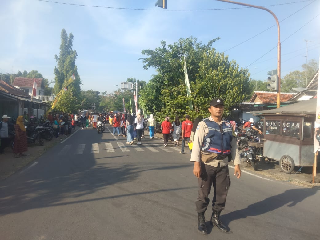 Bhabinkamtibmas Kelurahan Jatirejo Amankan Giat Jalan Santai PHBN 2025