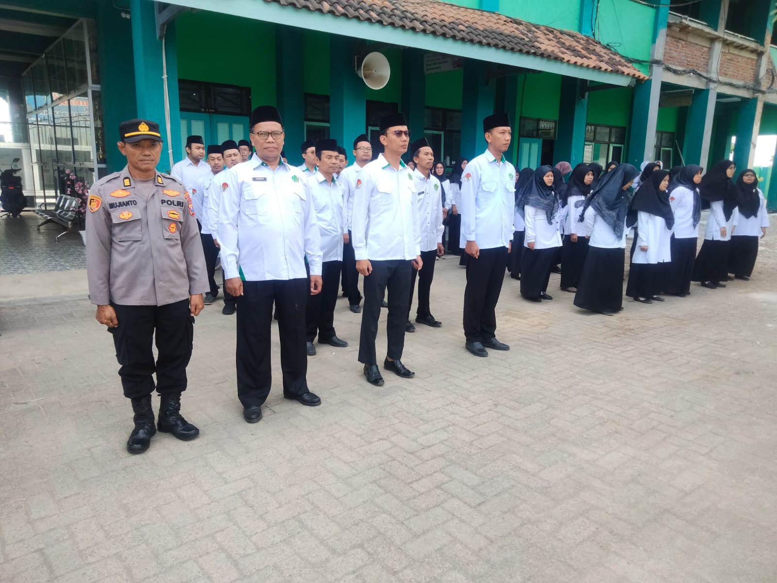 Kanit Reskrim Polsek Nganjuk Kota Jadi Pembina Upacara di MAN 2 Nganjuk, Ingatkan Siswa Jauhi Kenakalan Remaja