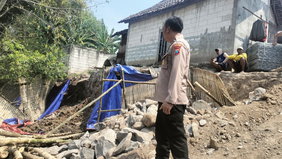 Bhabinkamtibmas Desa Kedungdowo Bersama 3 Pilar Tinjau Lokasi Tanah Longsor