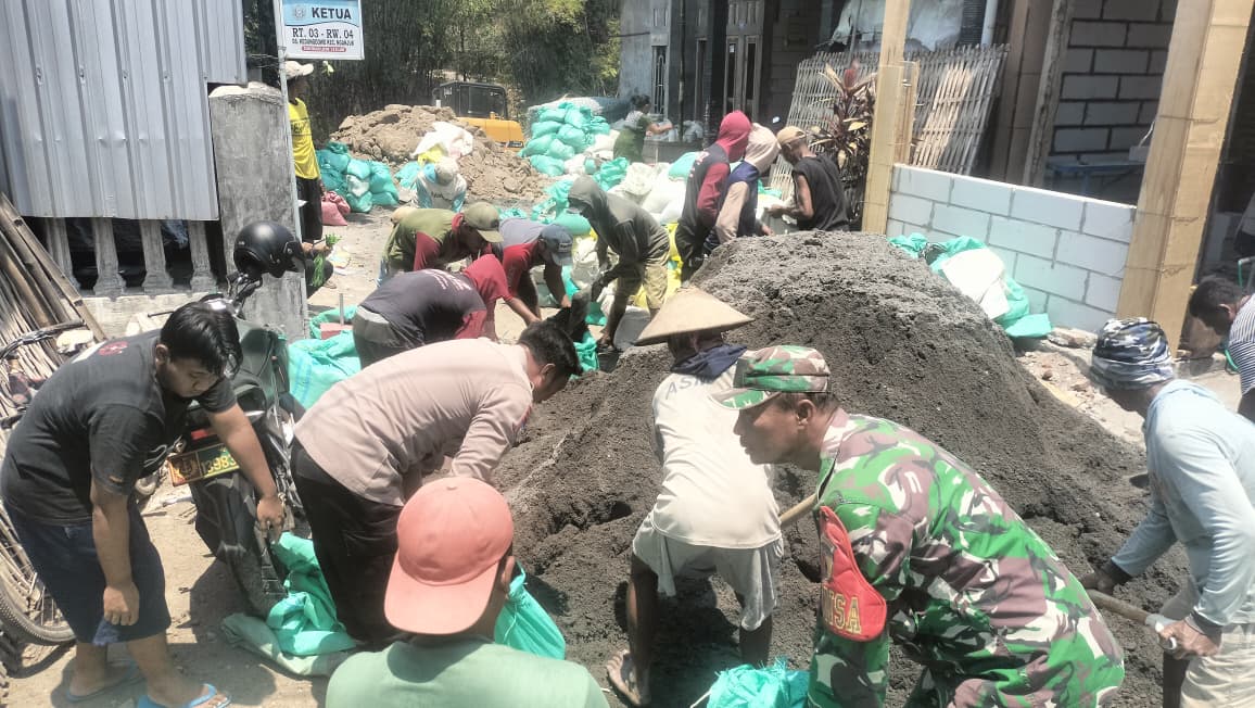 Bhabinkamtibmas Kedungdowo Bersama Babinsa Gelar Kerja Bakti Pembuatan Tanggul Karung Pasir Antisipasi Longsor Susulan