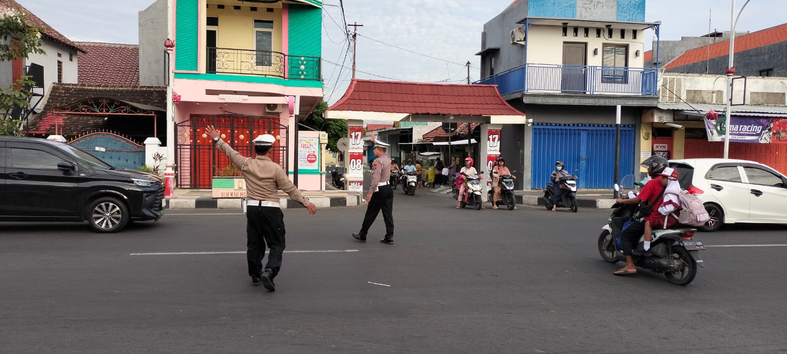 Polsek Nganjuk Kota Gelar Personel Giat Pagi, Bantu Penyebrangan dan Atur Arus Lalu Lintas