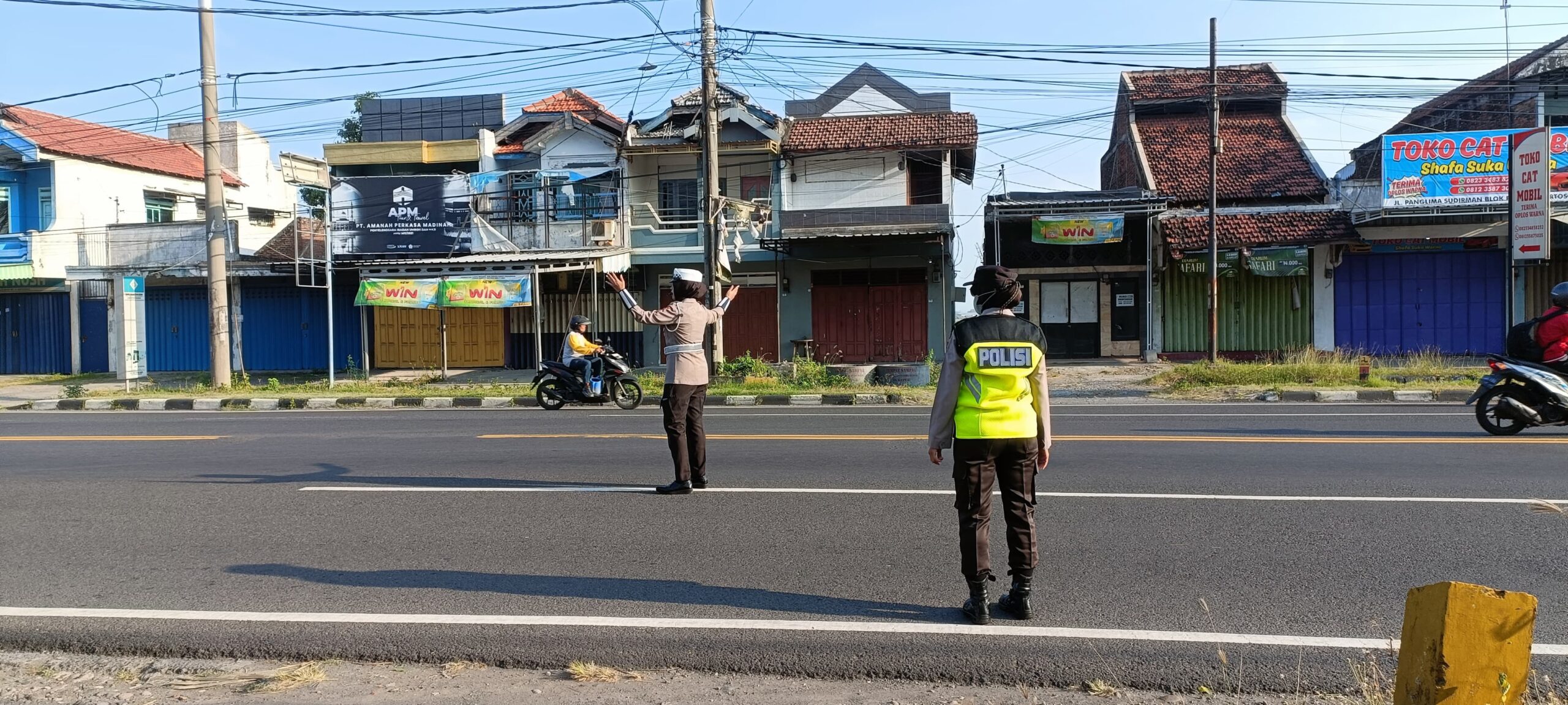Giat Gaktur Pagi Polsek Kertosono Bantu Penyeberangan Masyarakat