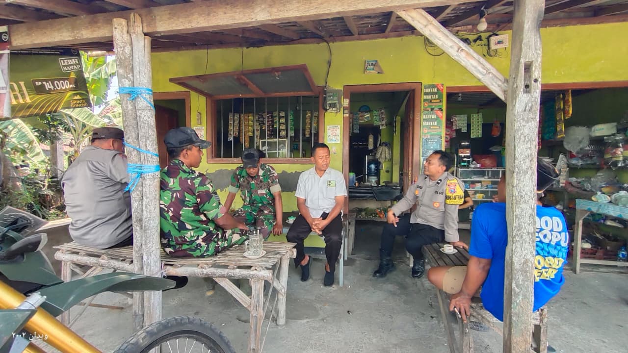 Ngopi Bareng Warga, Bhabinkamtibmas Warujayeng Sampaikan Pesan Kamtibmas