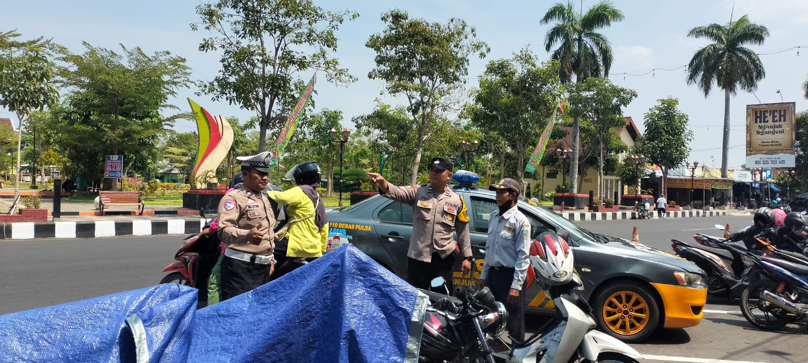 Patroli Harkamtibmas Polsek Nganjuk Kota Himbau Juru Parkir Waspada Curanmor dan Tertibkan Parkir