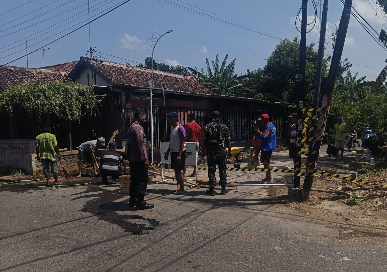 Bhabinkamtibmas Polsek Nganjuk Kota Bersama Warga Giat Kerja Bakti Lingkungan Pembuatan Speed Bump