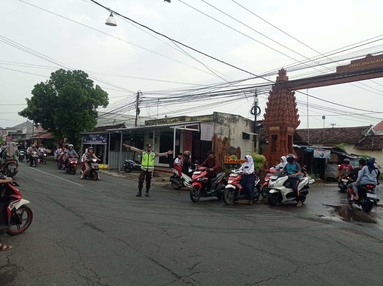 Giat Gaktur Pagi Polsek Kertosono Bantu Penyeberangan Masyarakat
