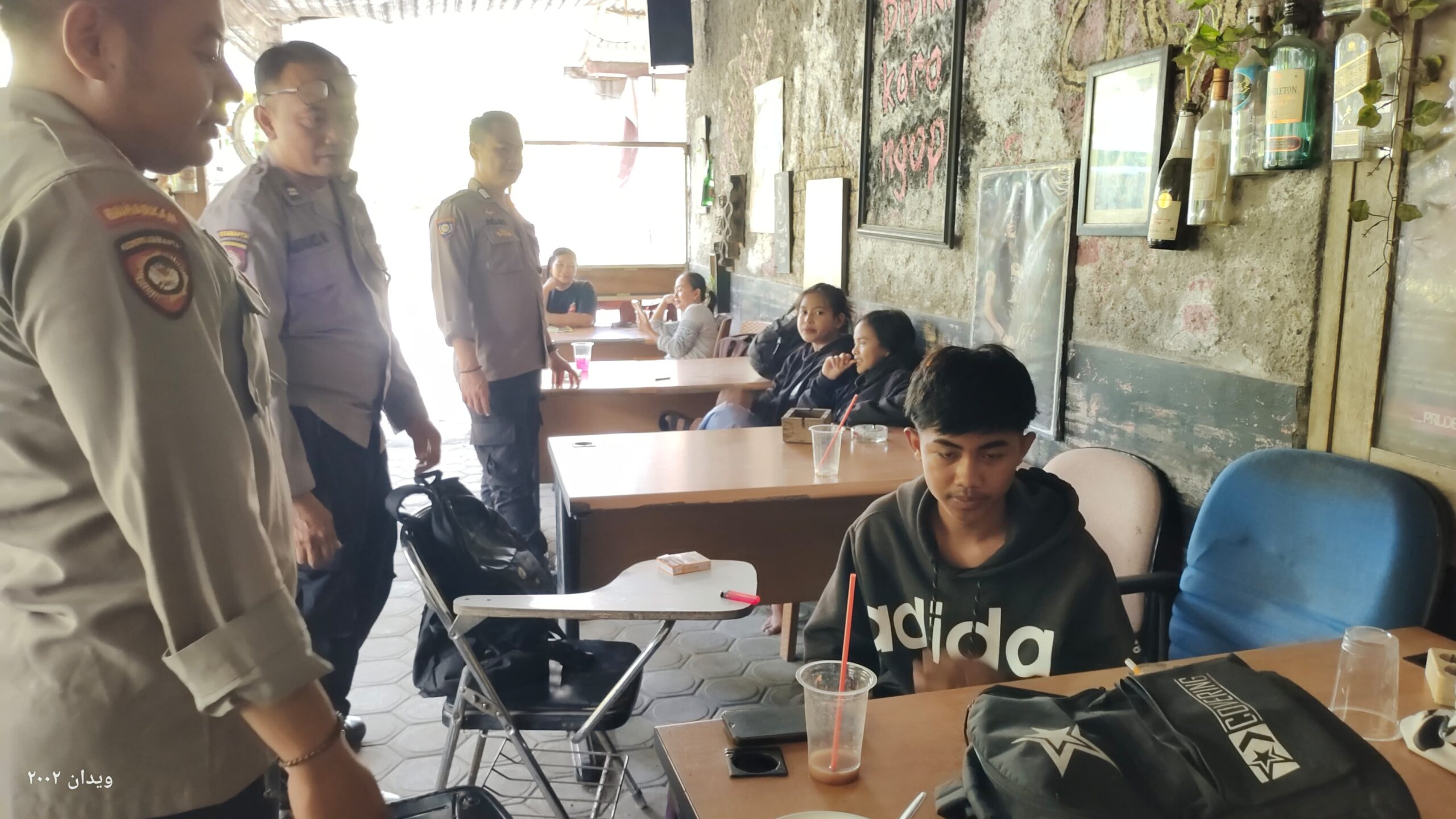 Cegah Pelajar Bolos Sekolah, Polsek Warujayeng Patroli Warung Kopi Saat Jam Belajar