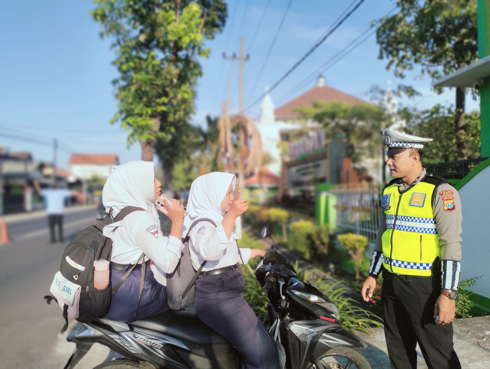 Polisi Warujayeng Beri Teguran Simpatik Pelajar Langgar Lalu Lintas