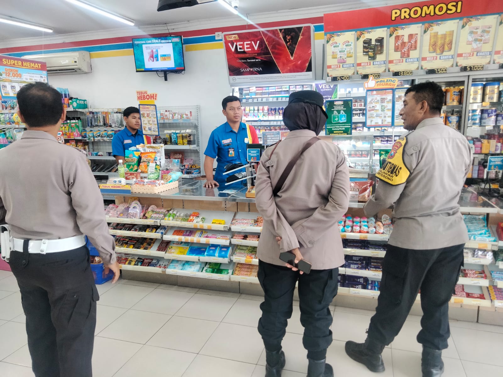 Polsek Kertosono Gelar Patroli di Swalayan Indomart untuk Cegah Tindak Kejahatan