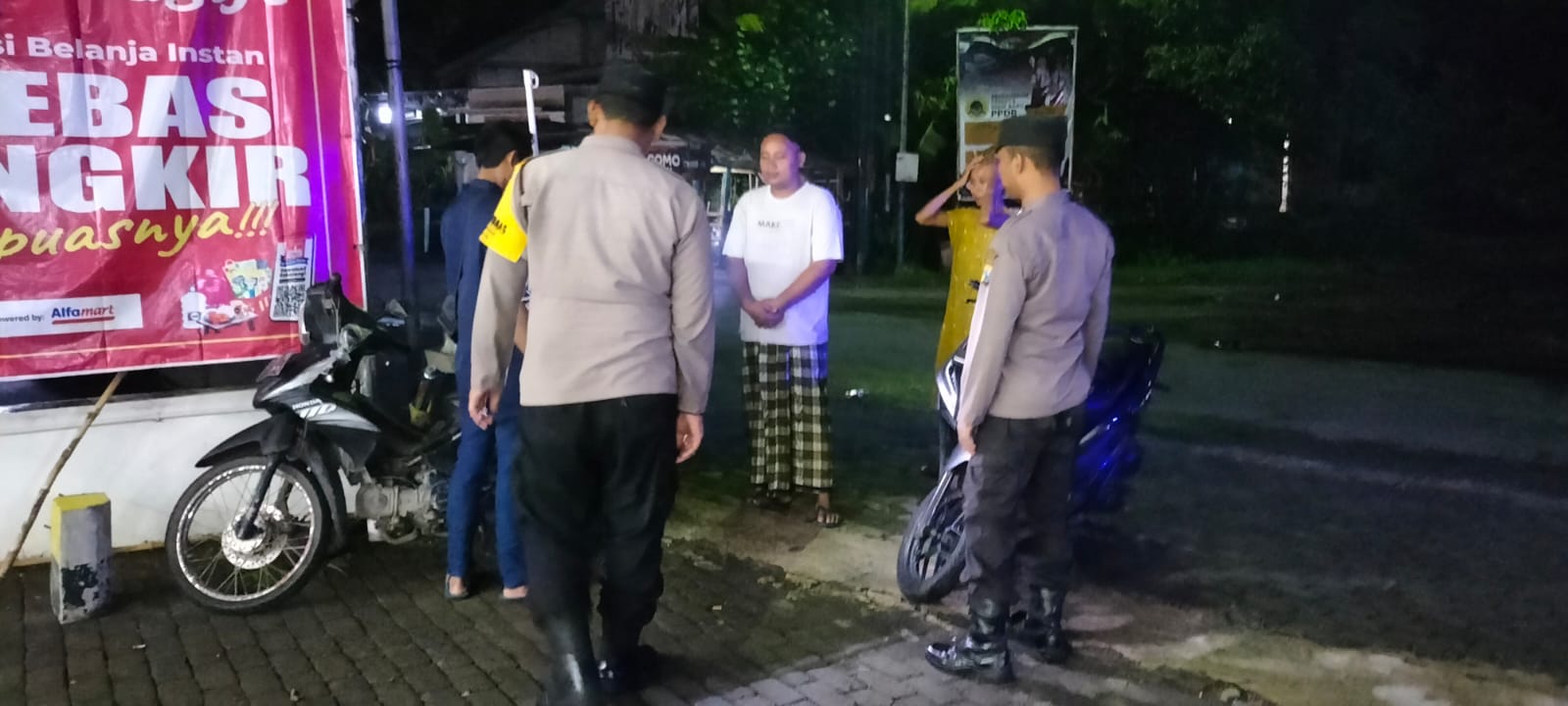 Patroli Dialogis, Anggota Polsek Jatikalen Sambangi Warga Masyarakat Desa Ngasem di Malam Hari, Sampaikan Pesan Kamtibmas
