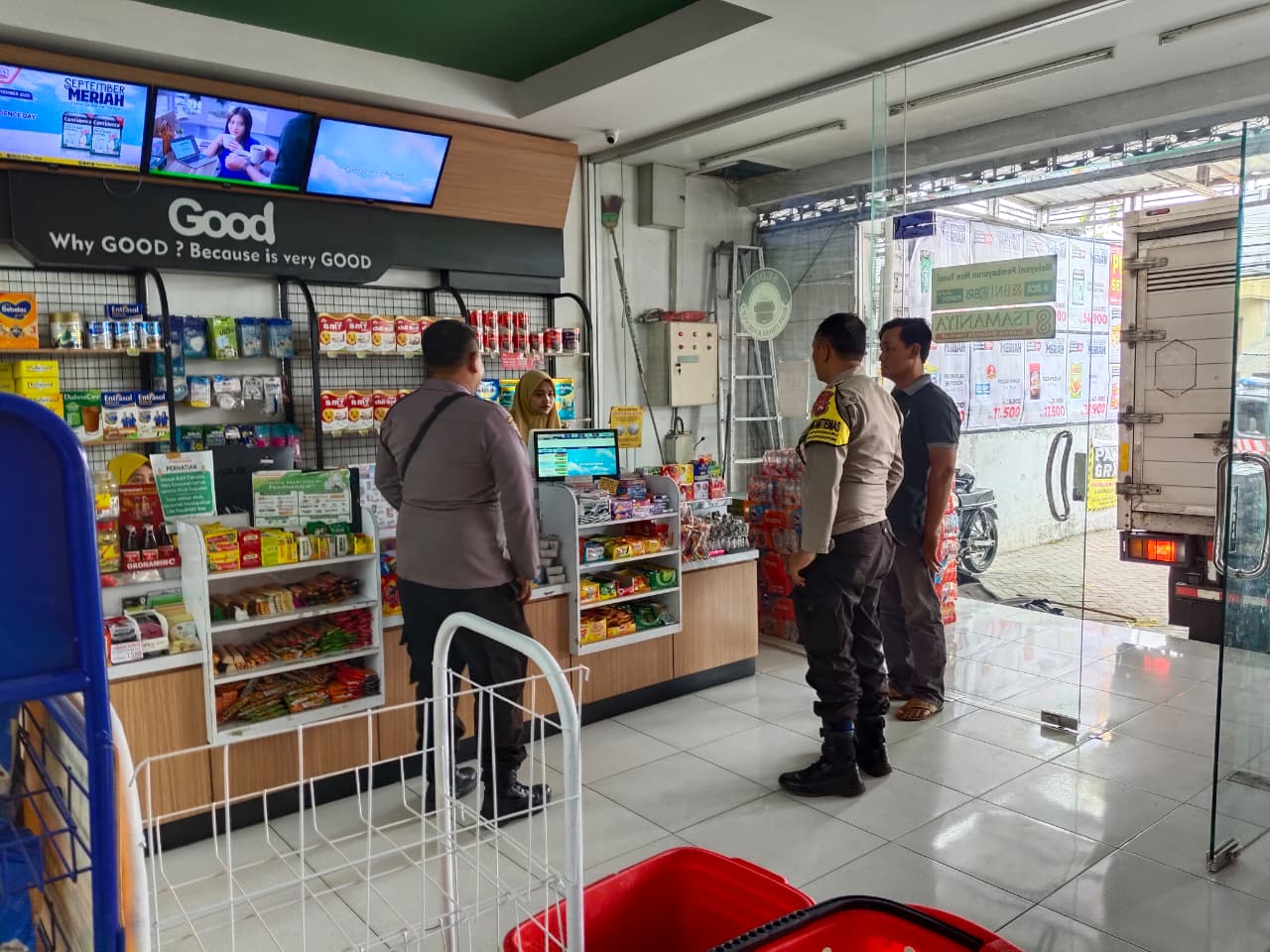 Patroli Kewilayahan, Personel Polsek Warujayeng Berikan Himbauan Kamtibmas di Minimarket
