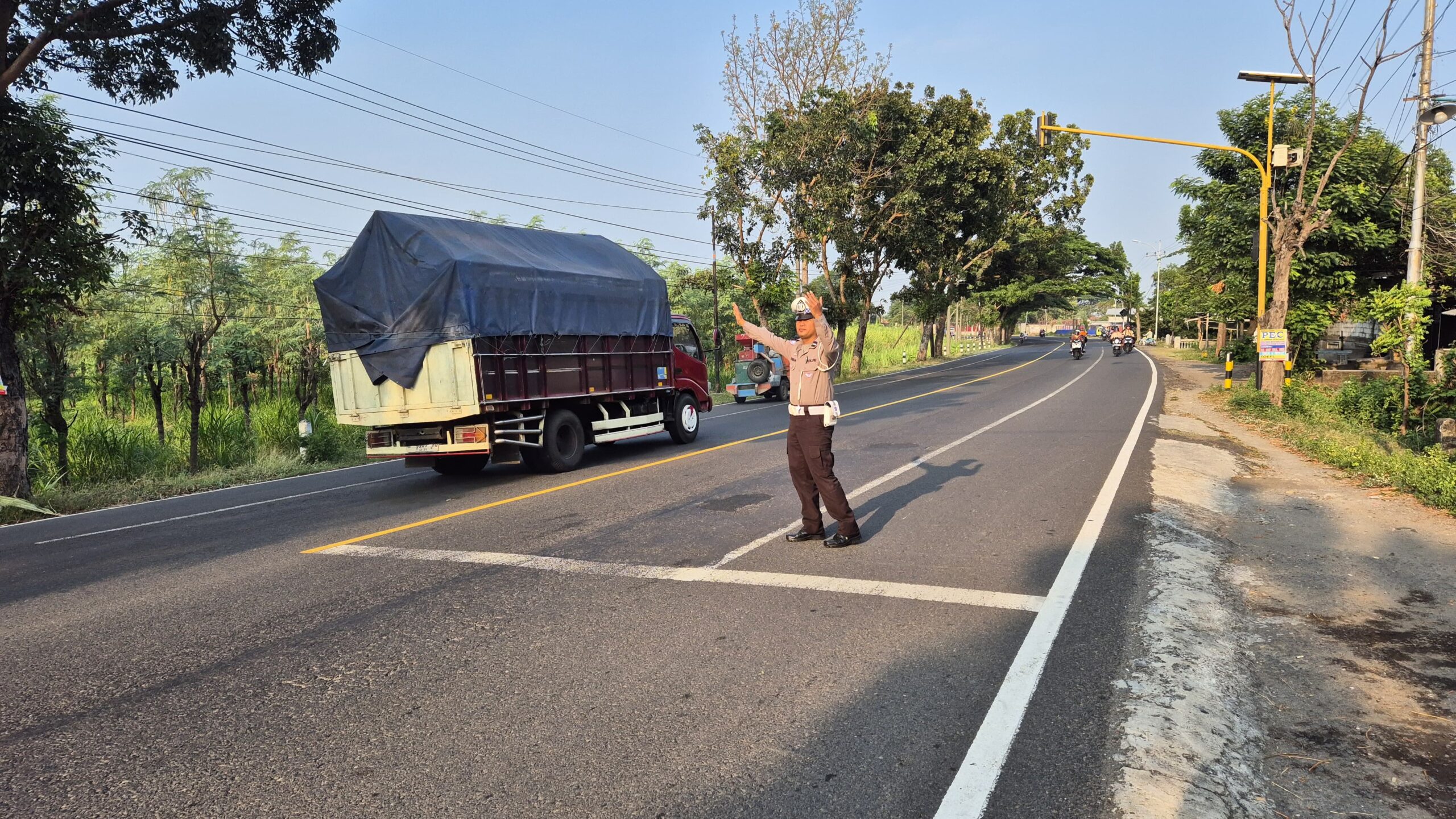 Giat Gaktur Pagi Polsek Kertosono Bantu Penyeberangan Masyarakat
