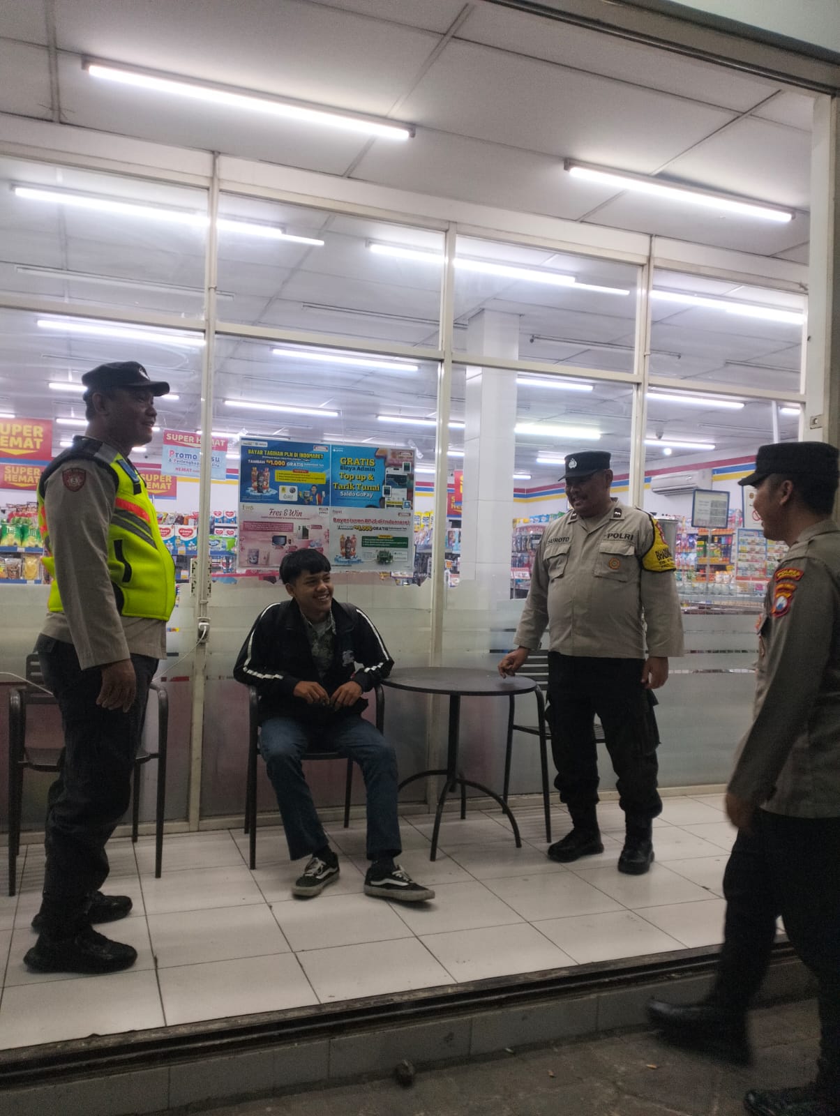Patroli Polsek Warujayeng Berikan Himbauan Pemuda di Rest Area Alfamart Kandangan