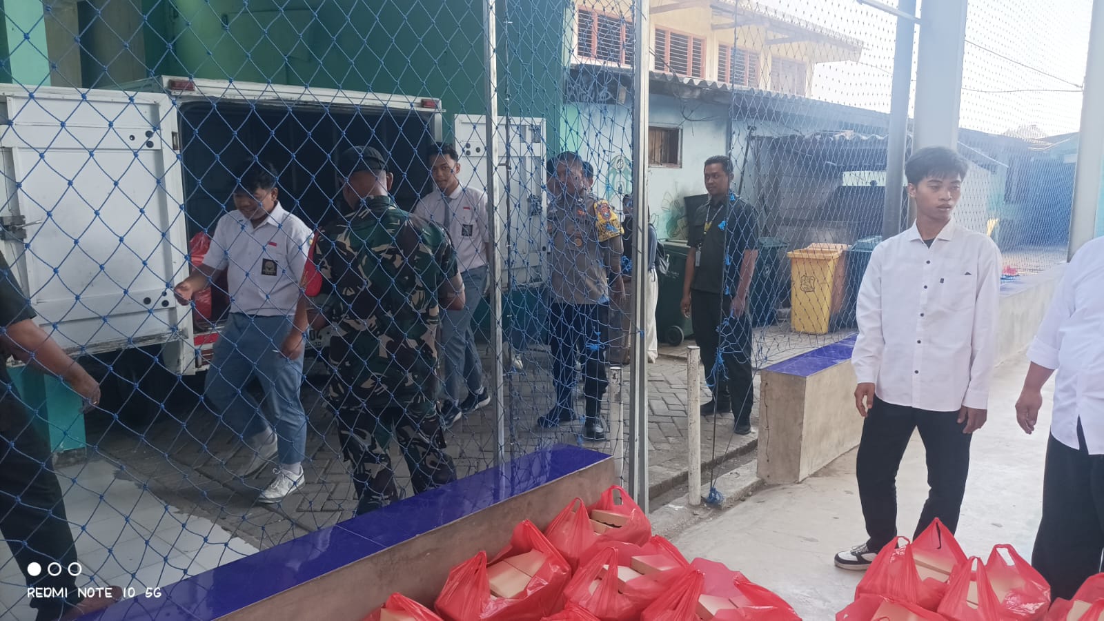 Bhabinkamtibmas Begadung Bersama Babinsa Monitoring Program MBG di SMK PGRI 1 Nganjuk
