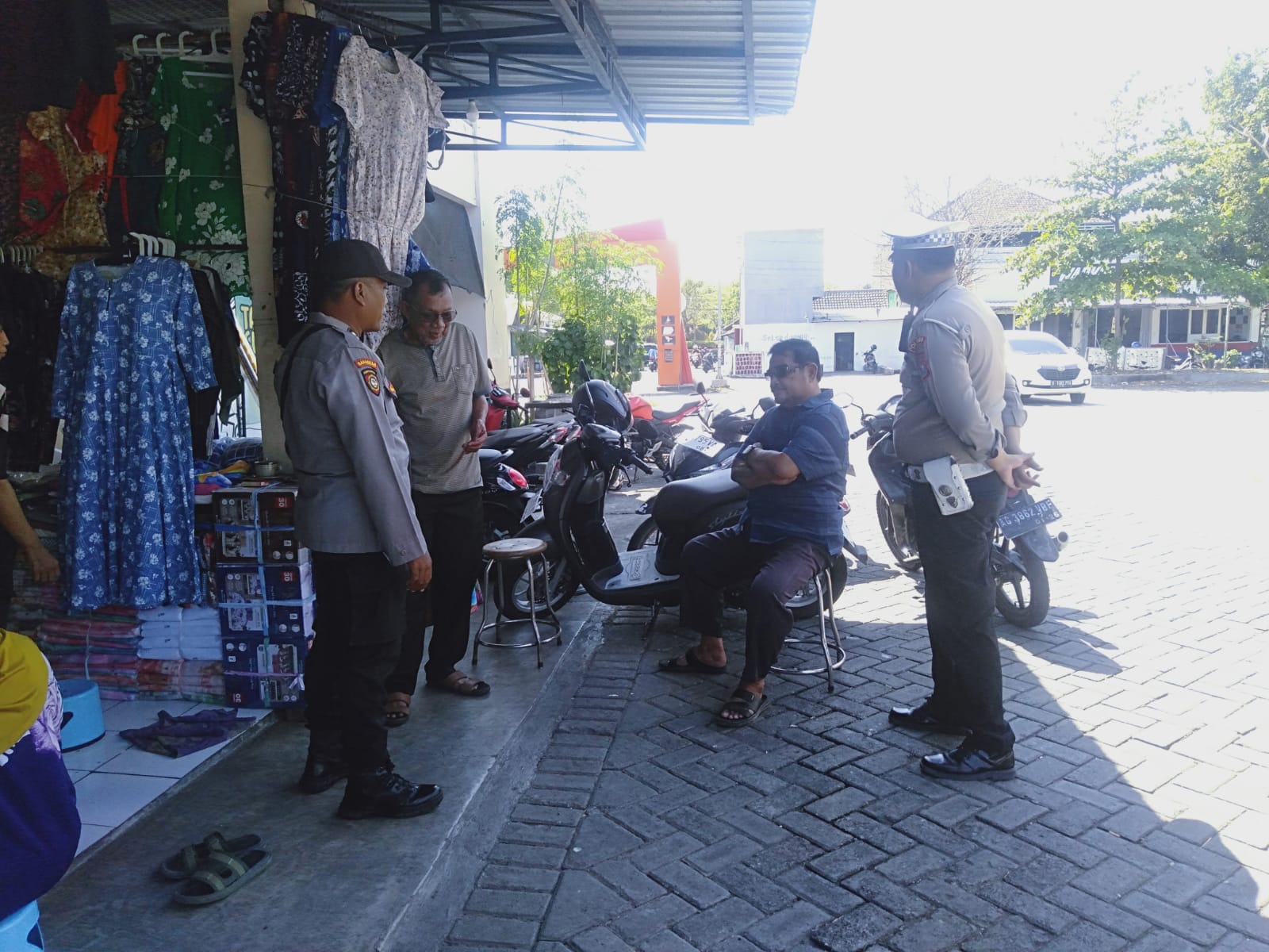 Polsek Nganjuk Kota Patroli Dialogis di Pasar Wage, Himbau Warga Waspada Kerawanan