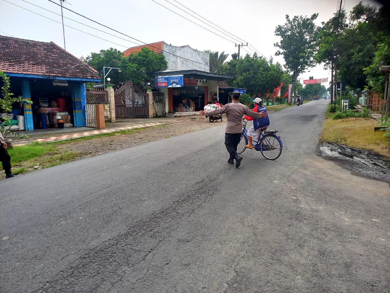 Giat Penampilan Gaktur lalin di Pagi hari Polsek Jatikalen Bantu Penyeberangan Masyarakat