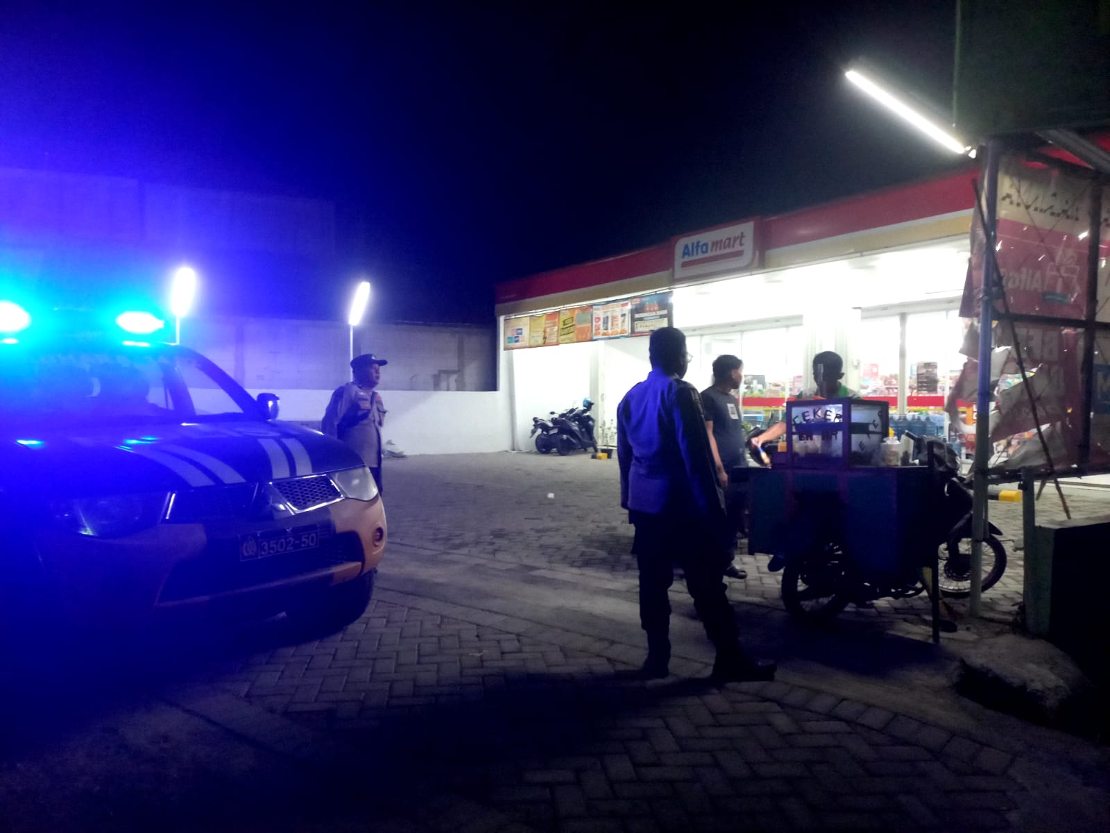 ‎Patroli Malam Hari, Kspkt Polsek Jatikalen Ajak Karyawan Alfamart dan masyarakat Aktif Jaga Kamtibmas