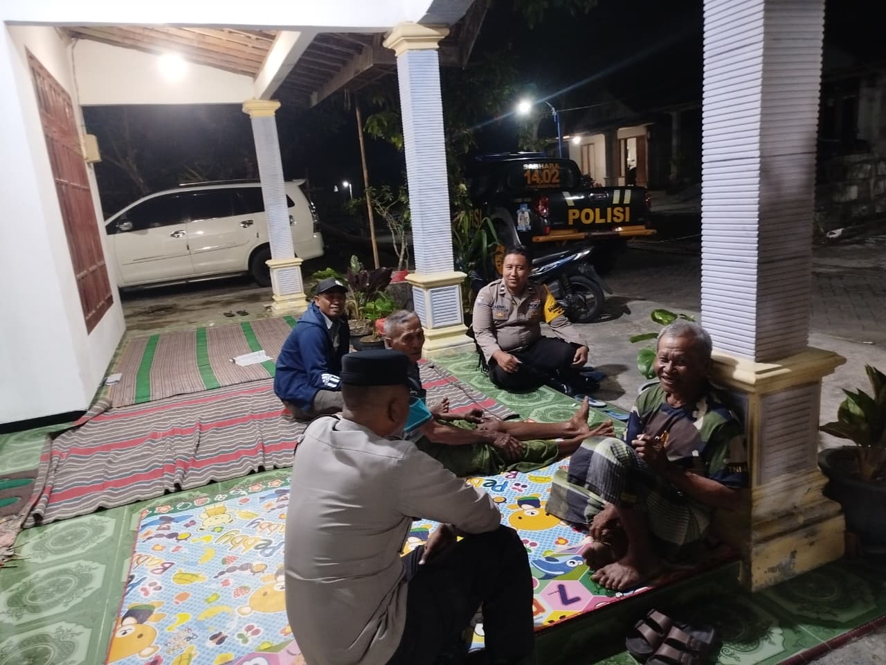 Sambang, Bhabinkamtibmas Ajak Tokoh Masyarakat Agar Bahu Membahu Menjaga Keamaan Desa