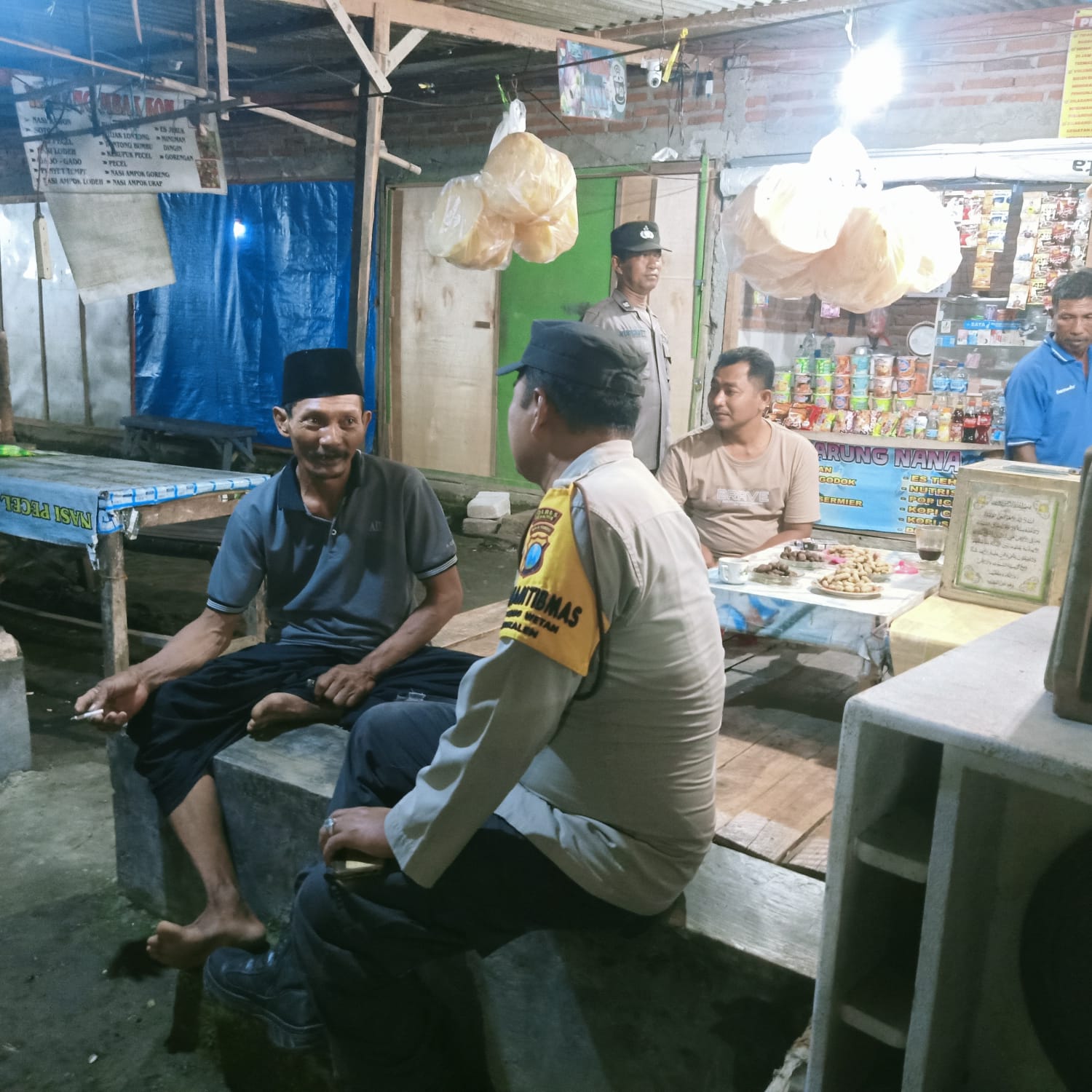 Patroli Malam Hari, Kspkt Polsek Jatikalen Ajak warga Yang berjualan di wisata pemandian air panas Aktif Jaga Kamtibmas